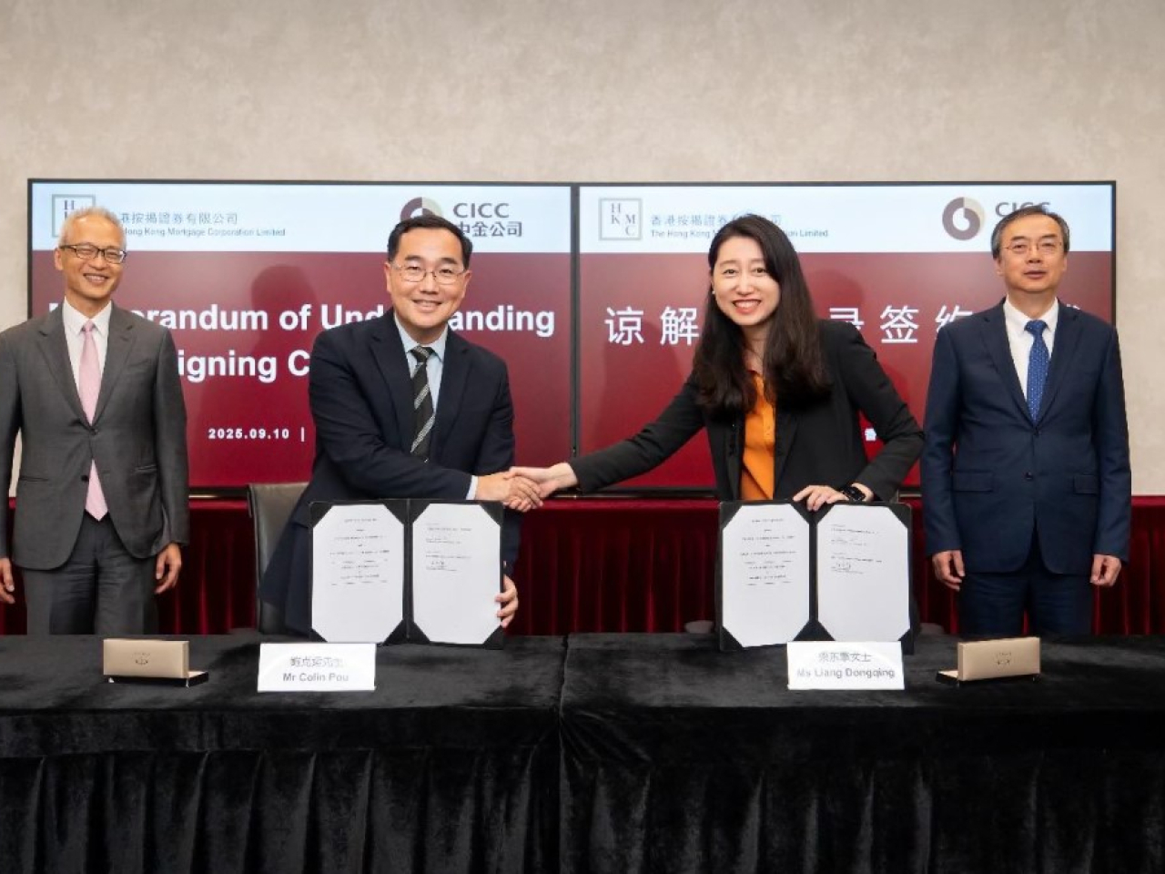 金管局副總裁李達志（後排左）與中金公司董事長陳亮（後排右）見證《諒解備忘錄》簽訂儀式。（按證公司提供）