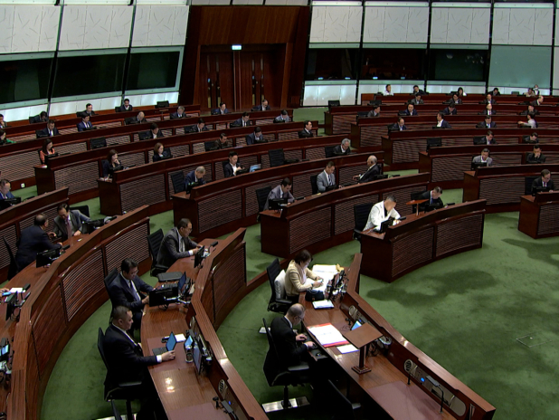 立法會恢復二讀辯論《控煙法例修訂條例草案》，有選委界議員支持分階段落實控煙措拖，而旅遊界議員就擔心旅客容易誤墮法網。