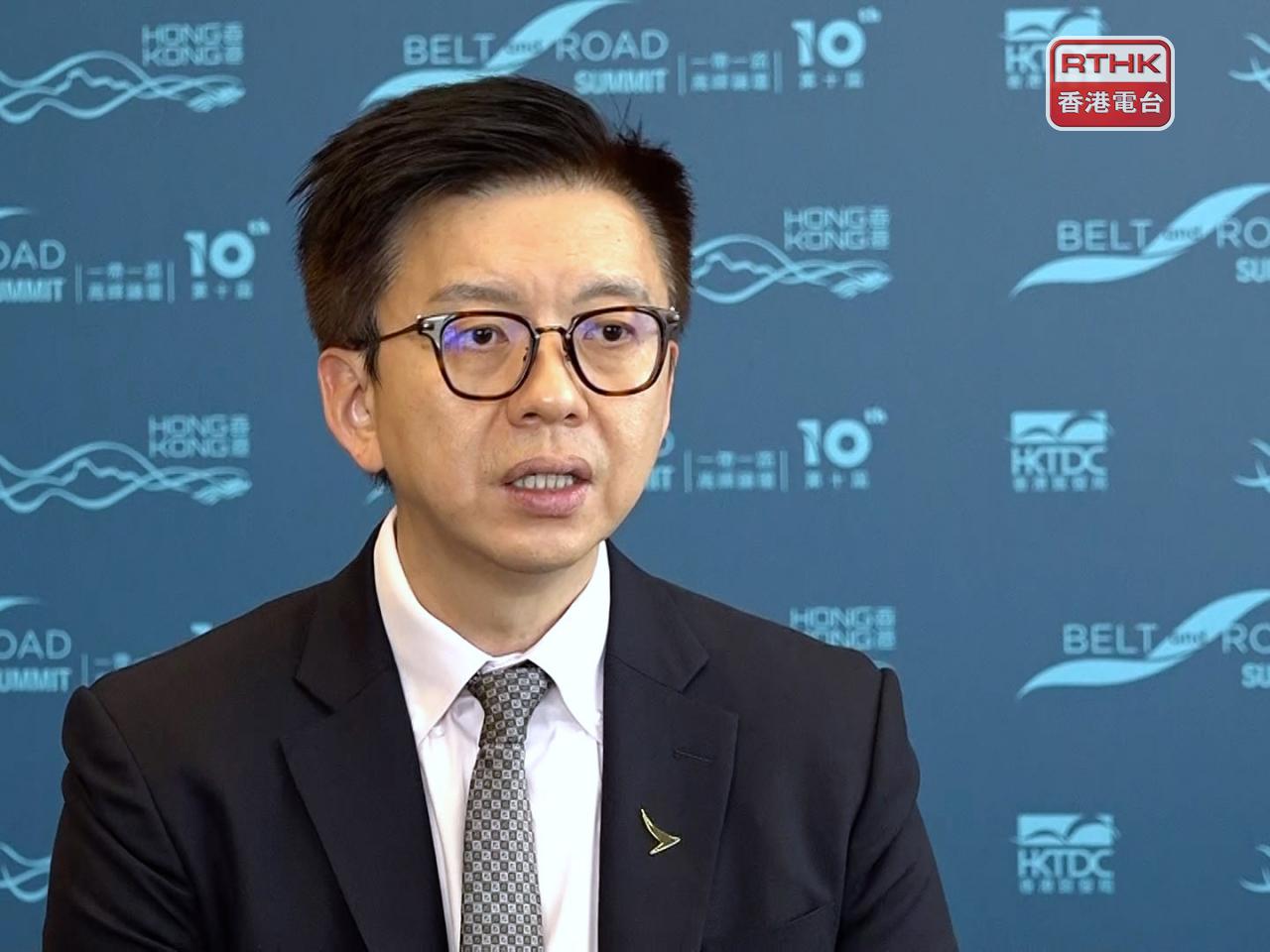 林紹波透露明年聘請近3000人，又預料今年底內地空中服務員將達1000人。（郭志強攝）