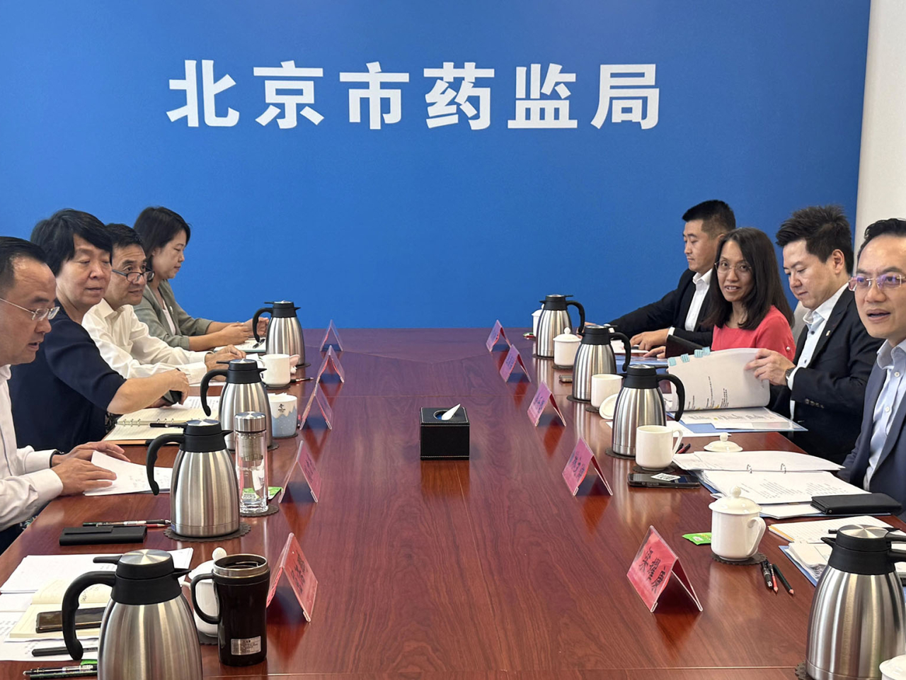 林文健率領署方代表團拜訪北京藥監部門。（政府新聞處）