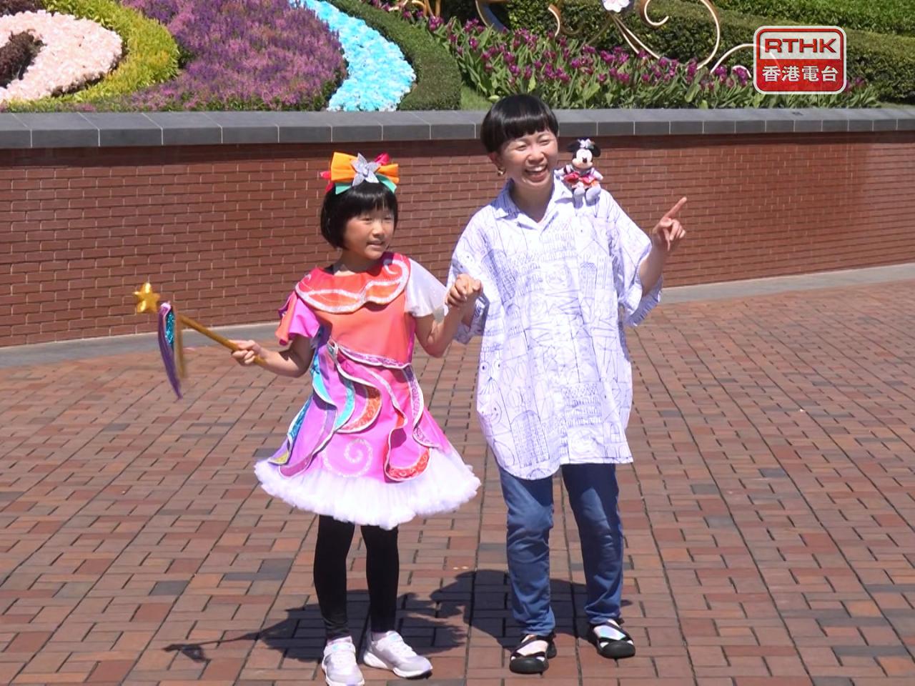 園方邀請來自日本的家庭參與儀式，母親說女兒喜歡迪士尼，特意為她製造一條新的裙子到訪。（鍾家銘攝）