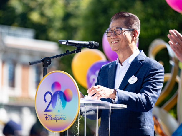 陳茂波指香港迪士尼不僅是一個主題樂園，更已成為香港旅遊業的重要一環，為本地經濟作出重要貢獻。（迪士尼提供）