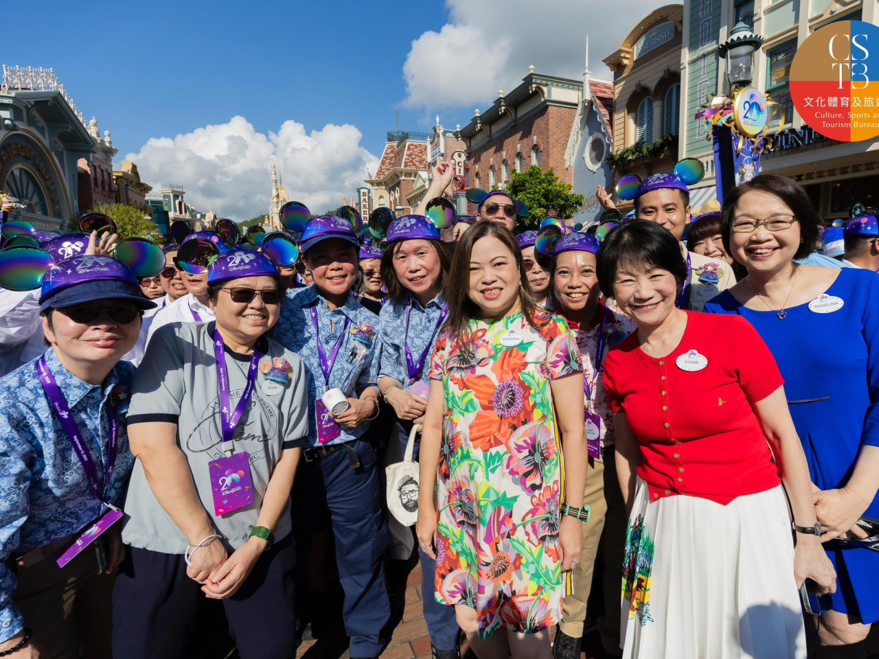 文化體育及旅遊局局長羅淑佩今早到香港迪士尼樂園，與一眾迪士尼員工慶祝20周年。(迪士尼提供)