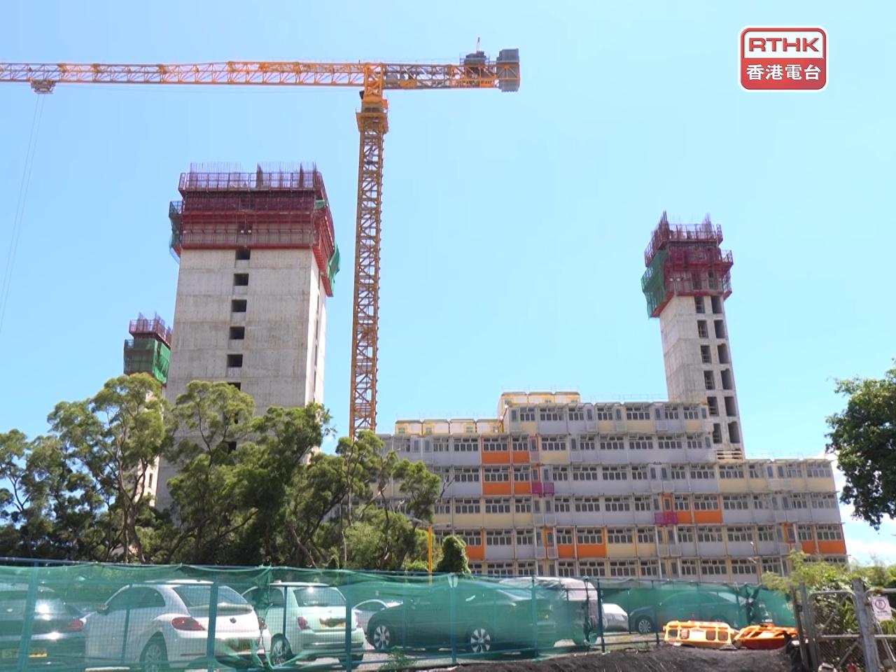 建築署上月底巡查小欖樂安排「簡約公屋」項目，發現部分樓層混凝土核心牆撑板上的螺絲被擅自切割。（鍾家銘攝）