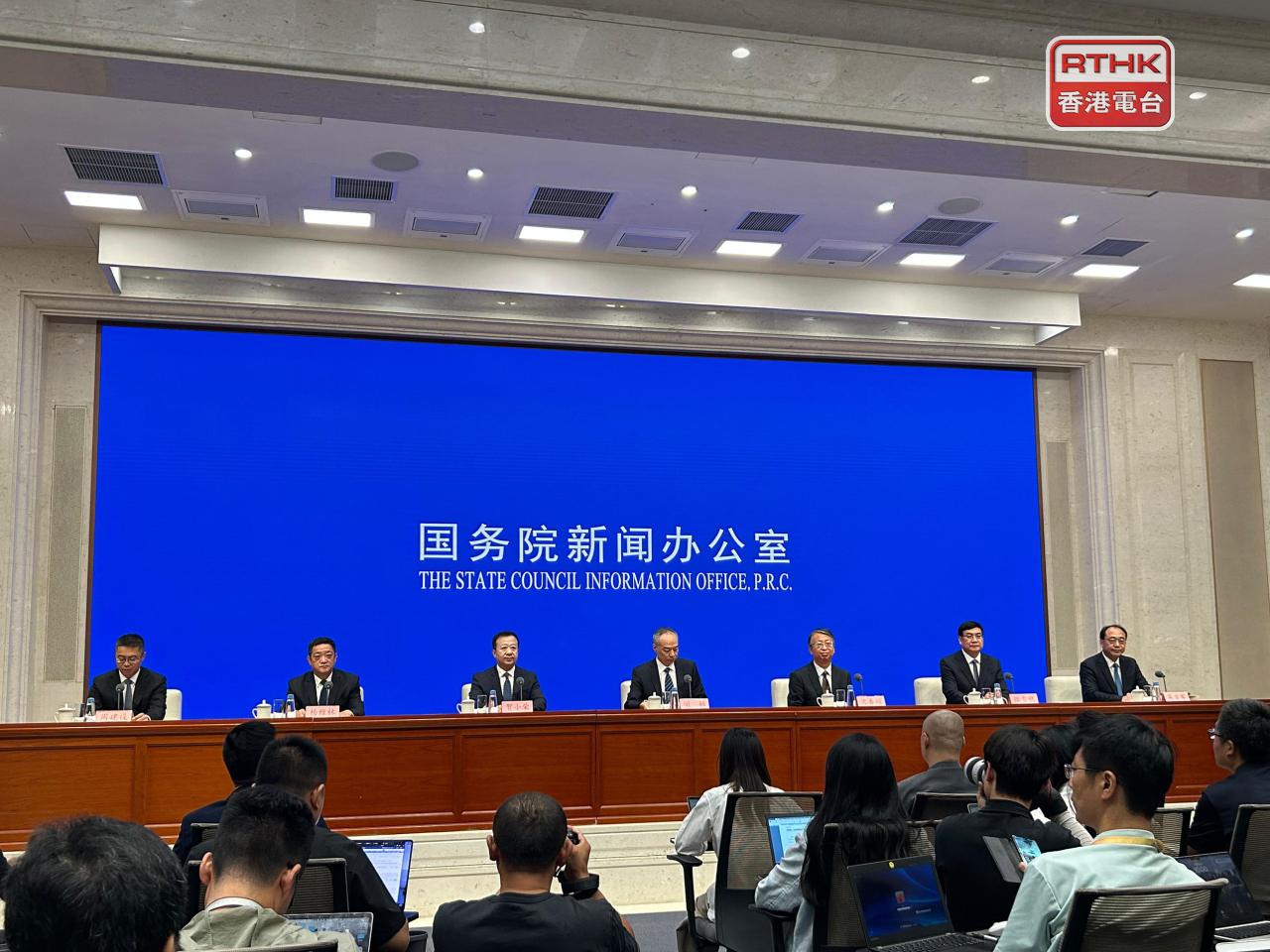 沈春耀(右三)表示，「十四五」期間，全國人大及其常委會以高質量立法保障高質量發展，取得多項重要成果。(鄧穎琳攝)