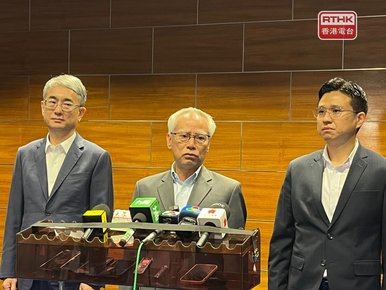 岑浩輝(中)表示，有信心周日將是依法、有序、健康和公平公正的一次立法會選舉。(鄭月明攝)
