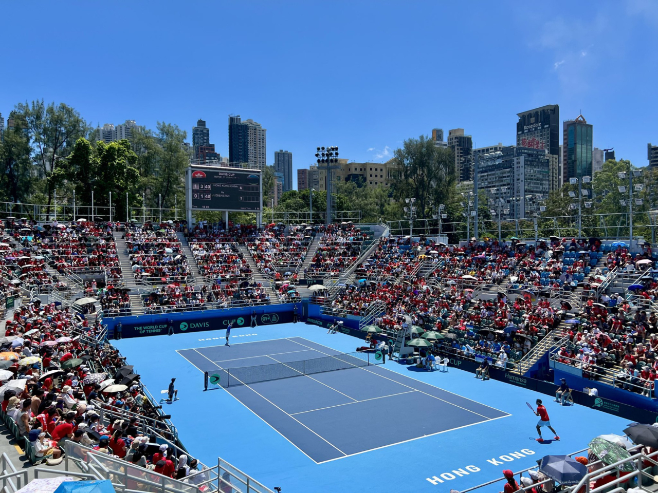 Coleman Wong waits for a serve from Sergey Fomin as fans pack the arena at Victoria Park to watch him in action. Photo: RTHK