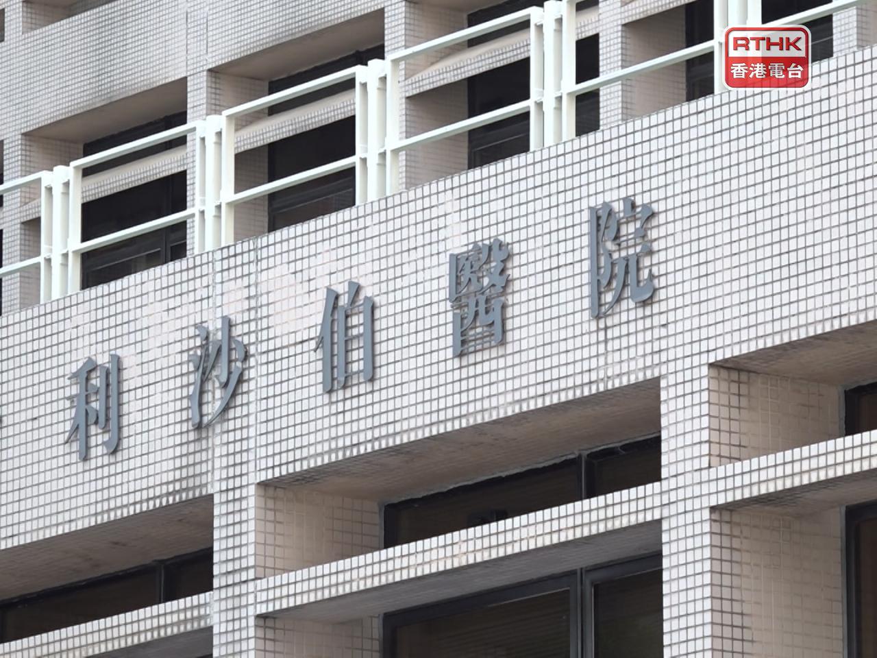 男工人受傷昏迷，送往伊利沙伯醫院治理。（港台圖片）