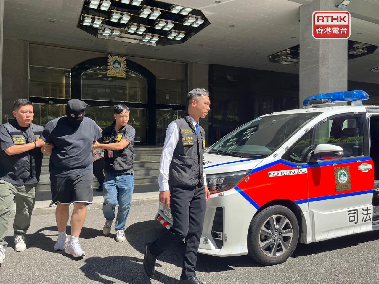 司警早上將利用社交平台誘騙多名青少年拍色情照片的疑犯，押往檢察院。（鄭月明攝）