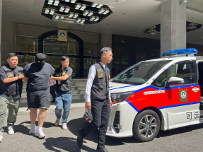 司警早上將利用社交平台誘騙多名青少年拍色情照片的疑犯，押往檢察院。（鄭月明攝）