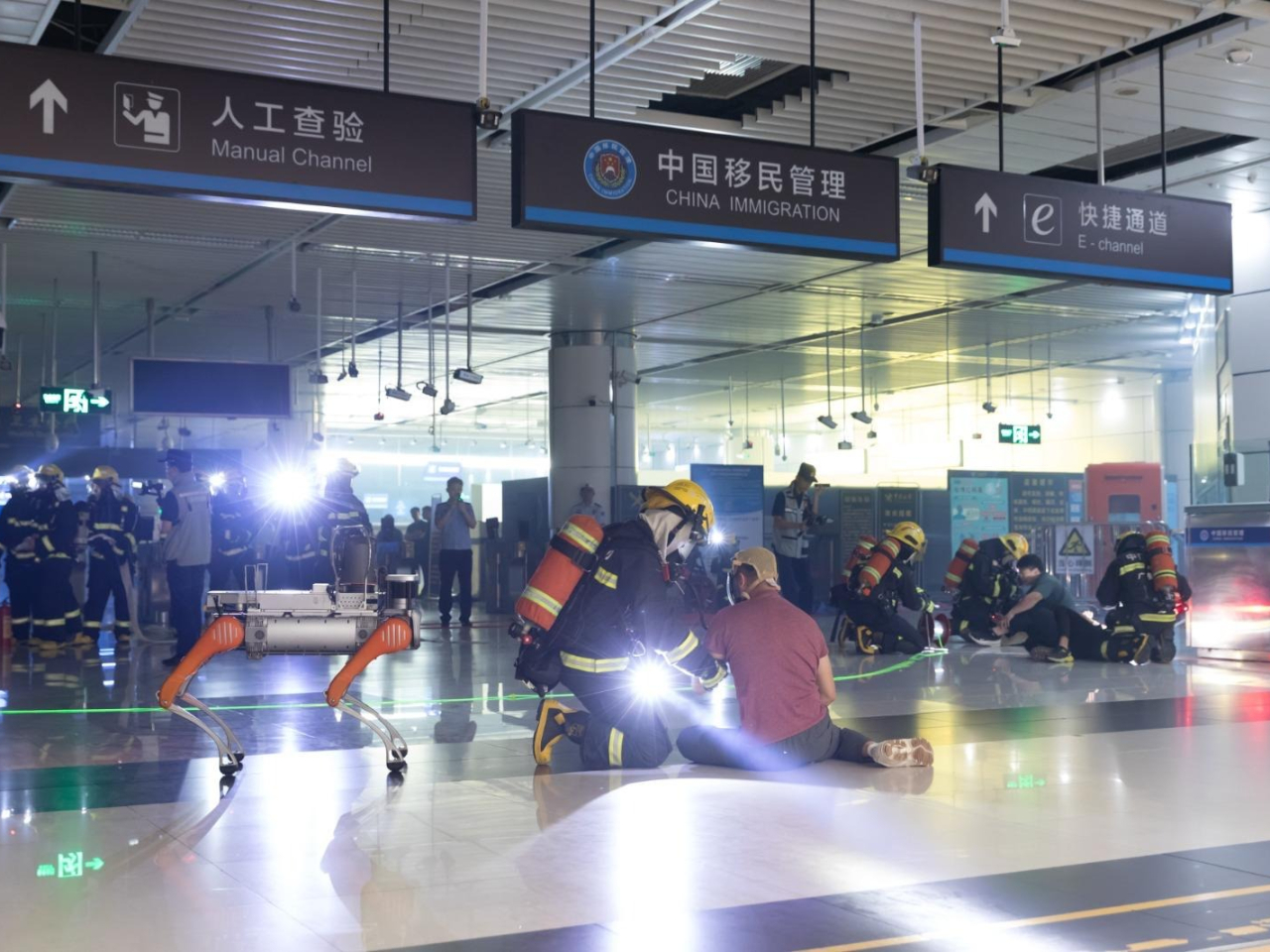 演練在深圳灣口岸旅檢大樓舉行，模擬深港分界線位置有物質洩漏和火警事故。（消防處社交專頁）