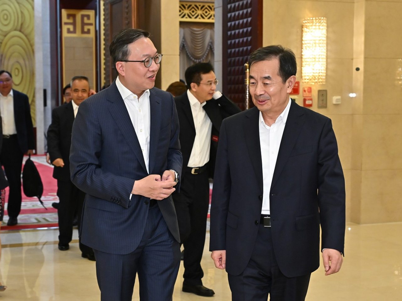 林定國（左）與新疆維吾爾自治區黨委書記陳小江（右）在會面後傾談。 （政府新聞處）