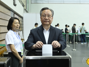澳門立法會主席高開賢到票站投票。(澳門新聞局)