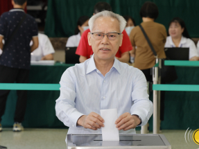 岑浩輝到票站投票。(澳門新聞局)