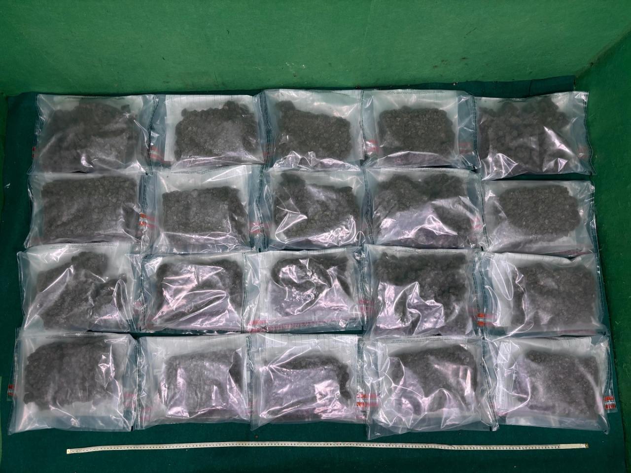 海關於案件中檢獲的懷疑大麻花。（政府新聞處）