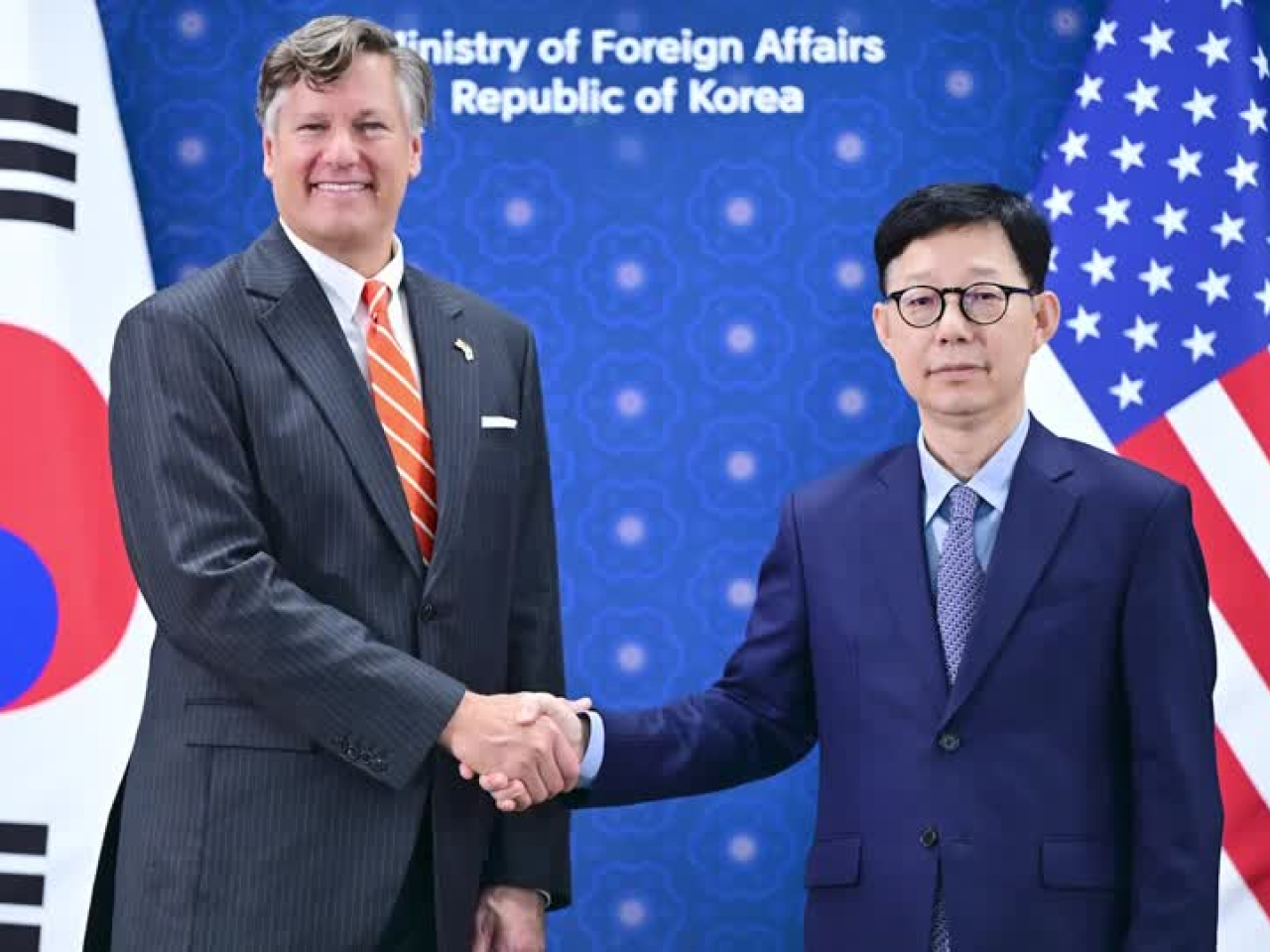 美國副國務卿蘭道(圖左)指，希望美韓推動改善相關制度，加強雙邊關係。(路透社)