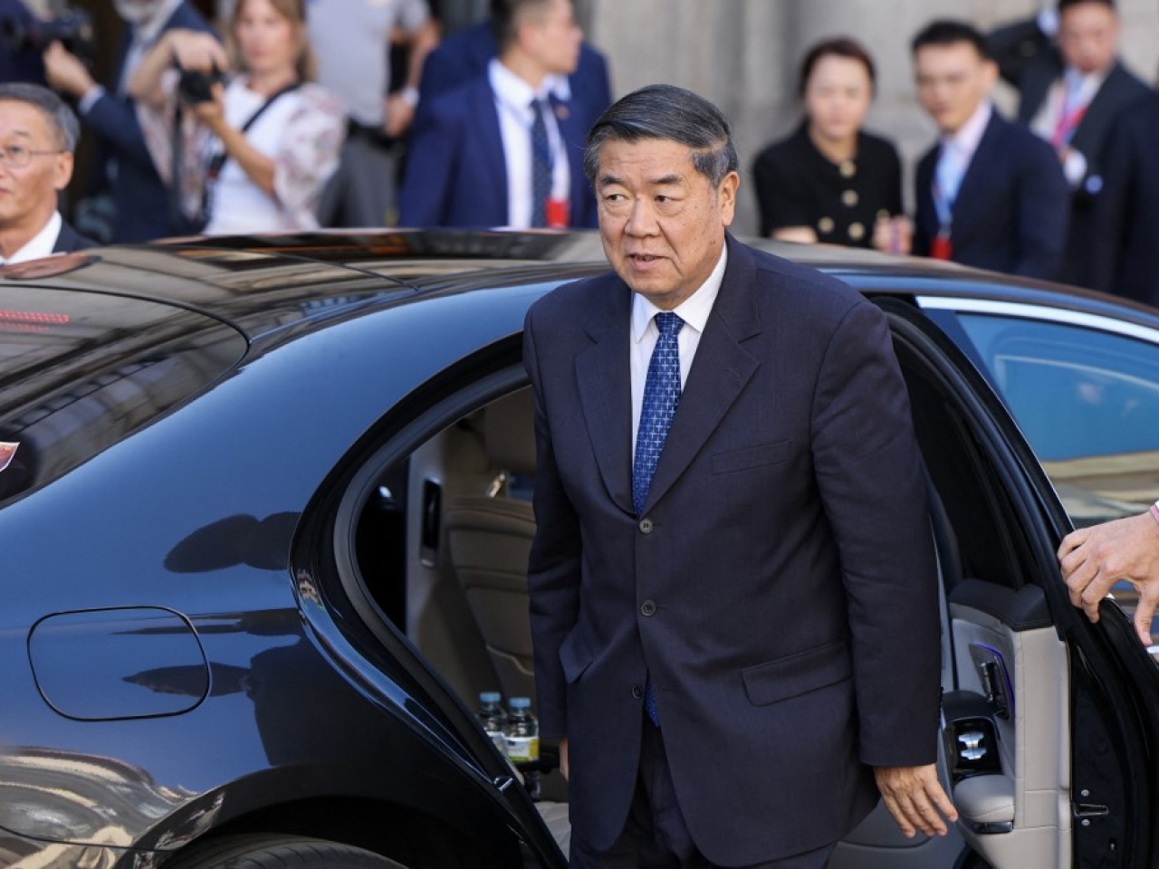 何立峰當地下午約1時抵達西班牙外交部所在的聖十字宮，準備與美方代表舉行經貿會談。(法新社)