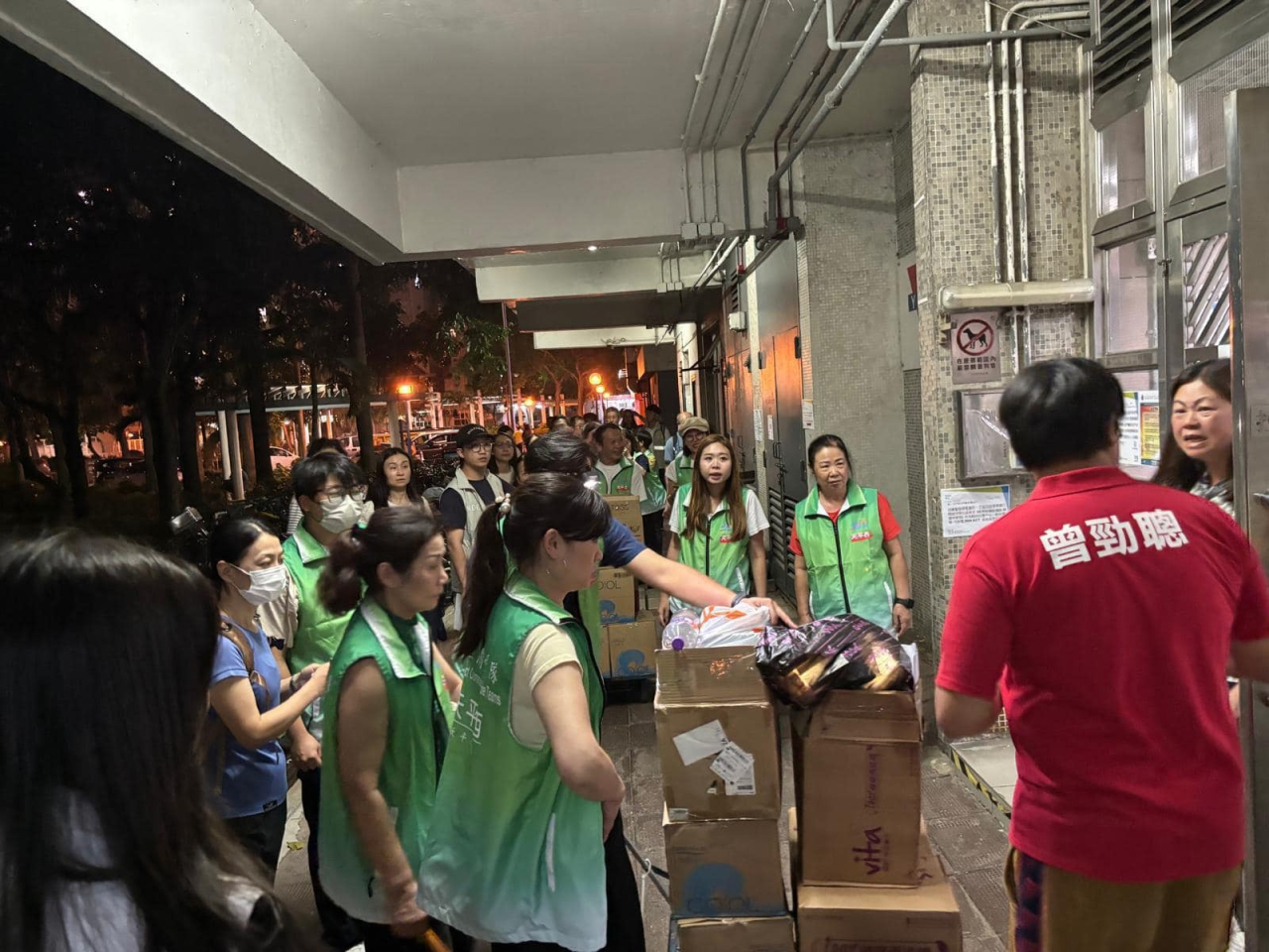 北區10多名區議員及5支關愛隊到場支援，了解受影響住戶的需要並送上物資。（民政事務總署社交網頁圖片）