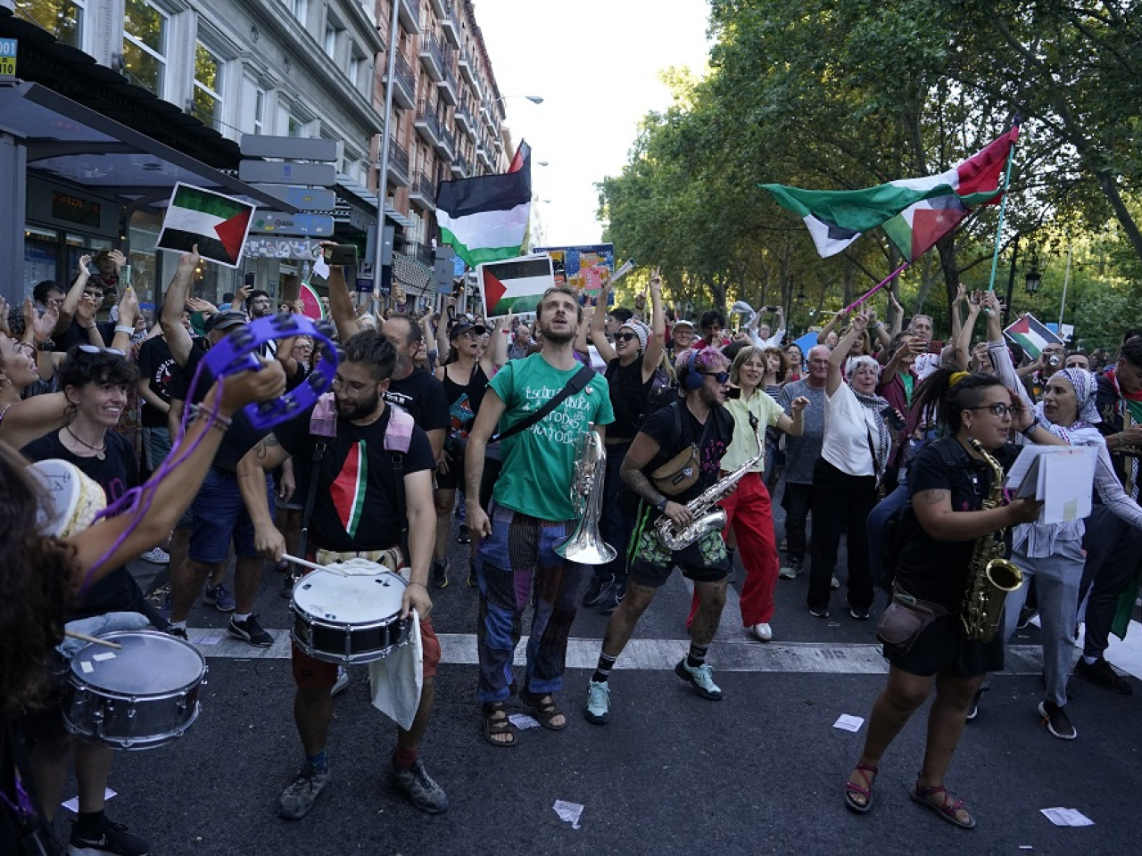 Demonstrators invaded the course in Madrid, forcing organisers to cut short the final stage of the Vuelta a Espana cycle race. Photo: Reuters
