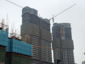 外電測算內地上月70個大中城市新建商品住宅售價按年跌2.5%，連跌26個月。（港台圖片）
