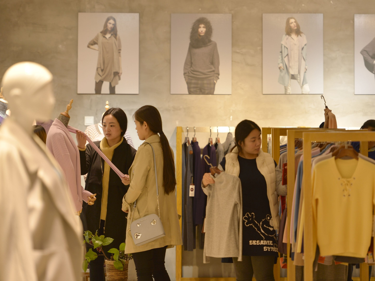 國家統計局表示，季節性因素亦會帶動CPI，服裝換季，價格可能穩中有升。(新華社資料圖片)