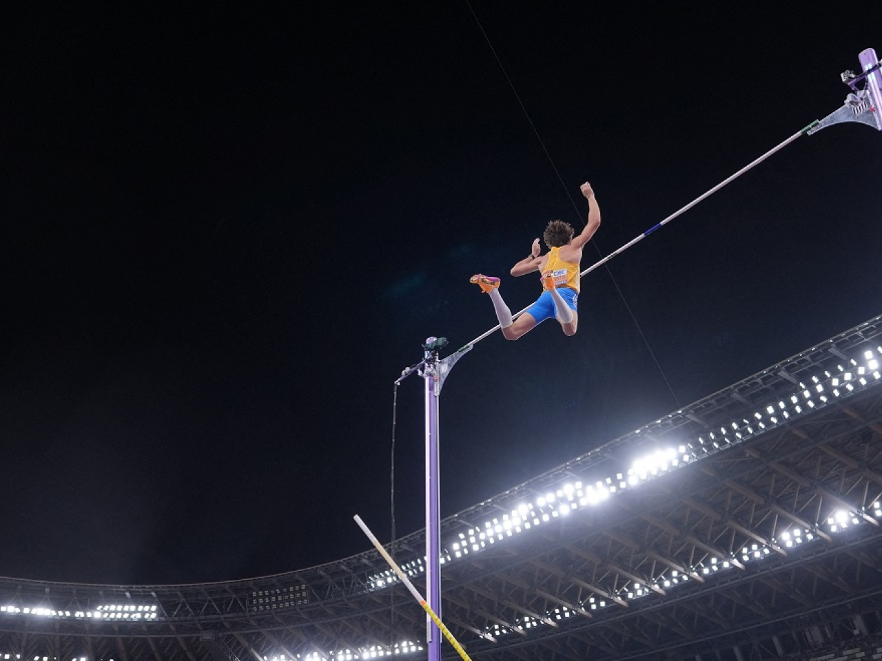 Sweden's Armand Duplantis clears the bar to win gold and break the world record. Photo: Reuters
