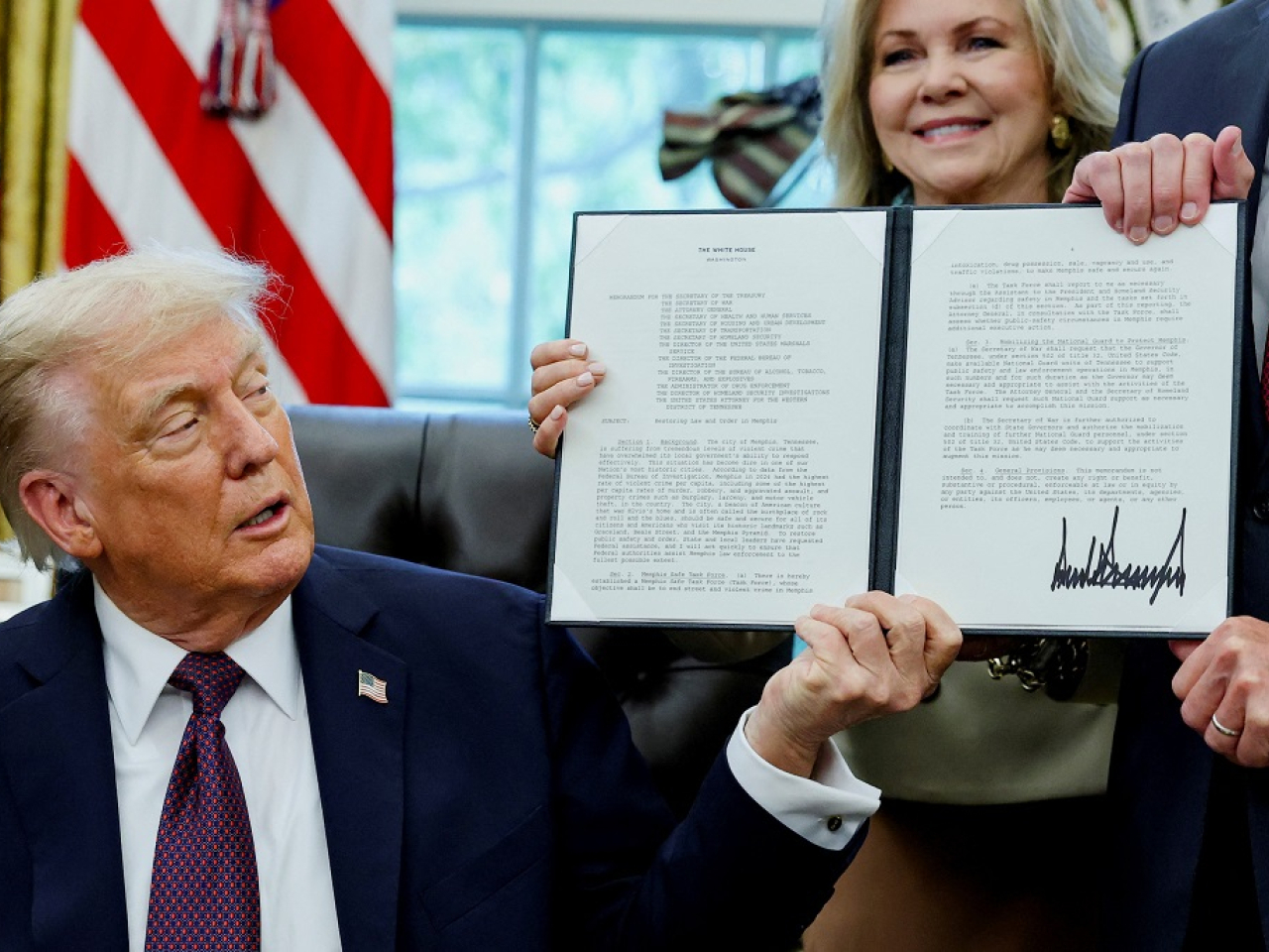 Donald Trump holds a memorandum to send federal resources to Memphis to fight local crime. Photo: Reuters
