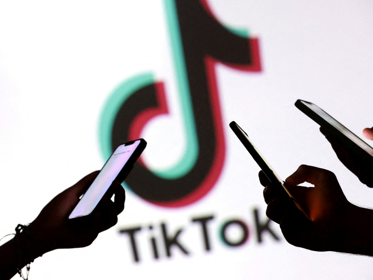 Vice Minister of Commerce Li Chenggang stressed that China will firmly safeguard national interests in resolving issues related to TikTok. File photo: Reuters