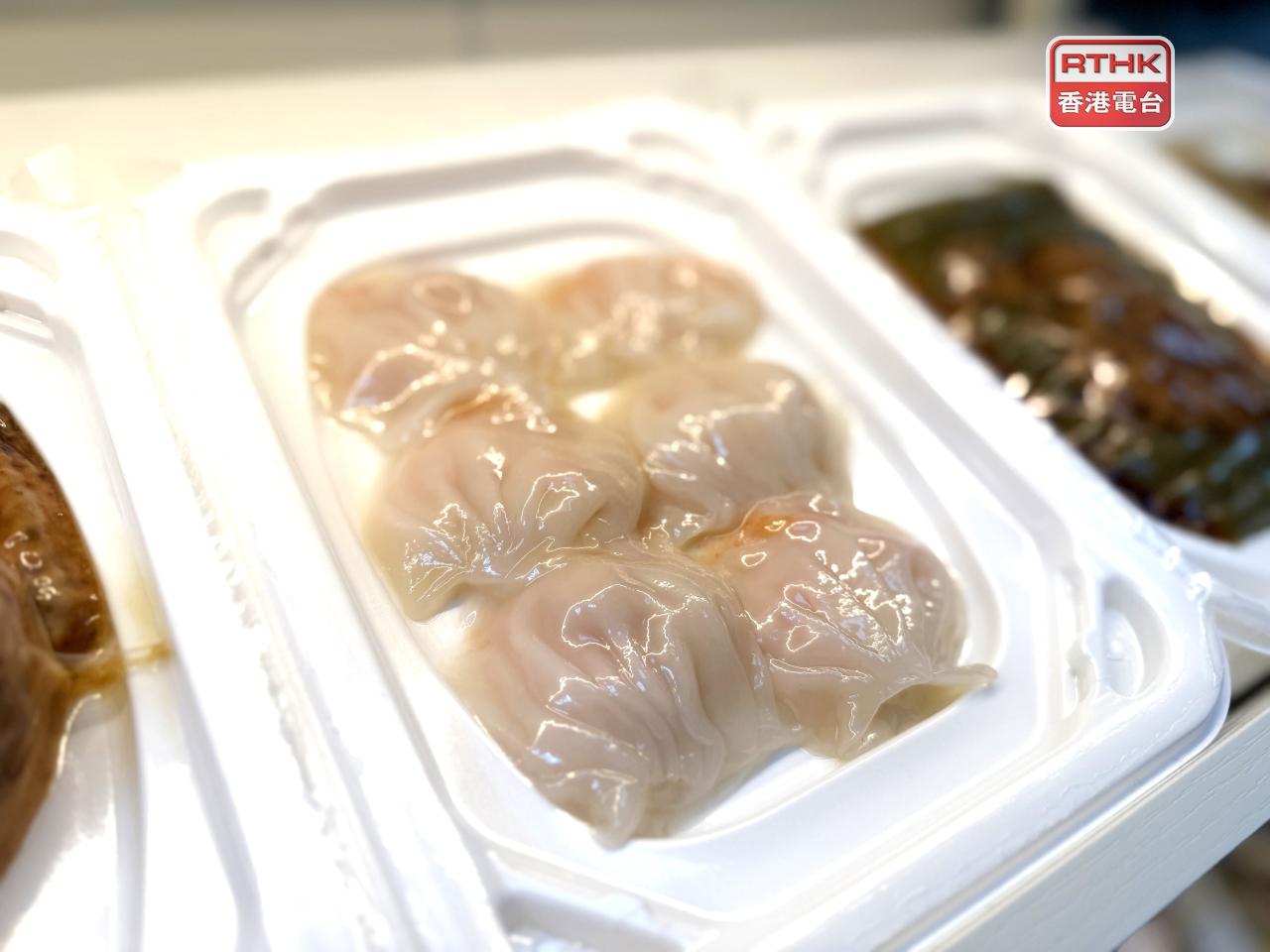 這項「先進低溫真空無菌包裝」技術可令食物於室溫保存兩年，味道及營養不變。（崔蔚恩攝）
