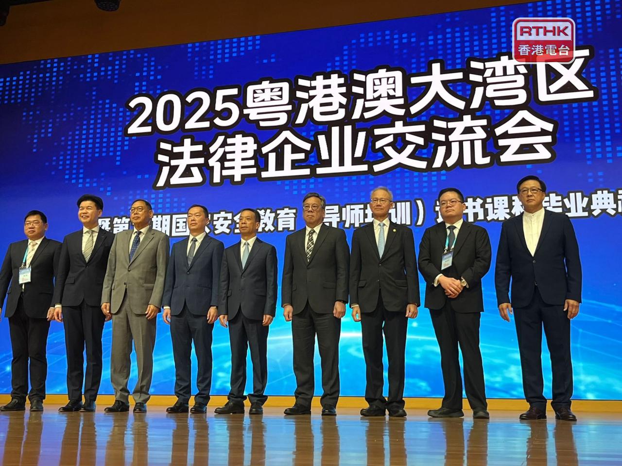 丘應樺(右四)在澳門出席交流會時與其他與會者合照。(鄭月明攝)