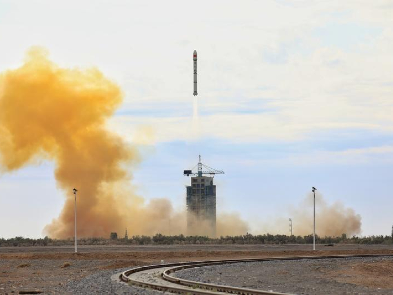 中國今早在酒泉衛星發射中心成功發射衛星互聯網技術試驗衛星。（新華社）
