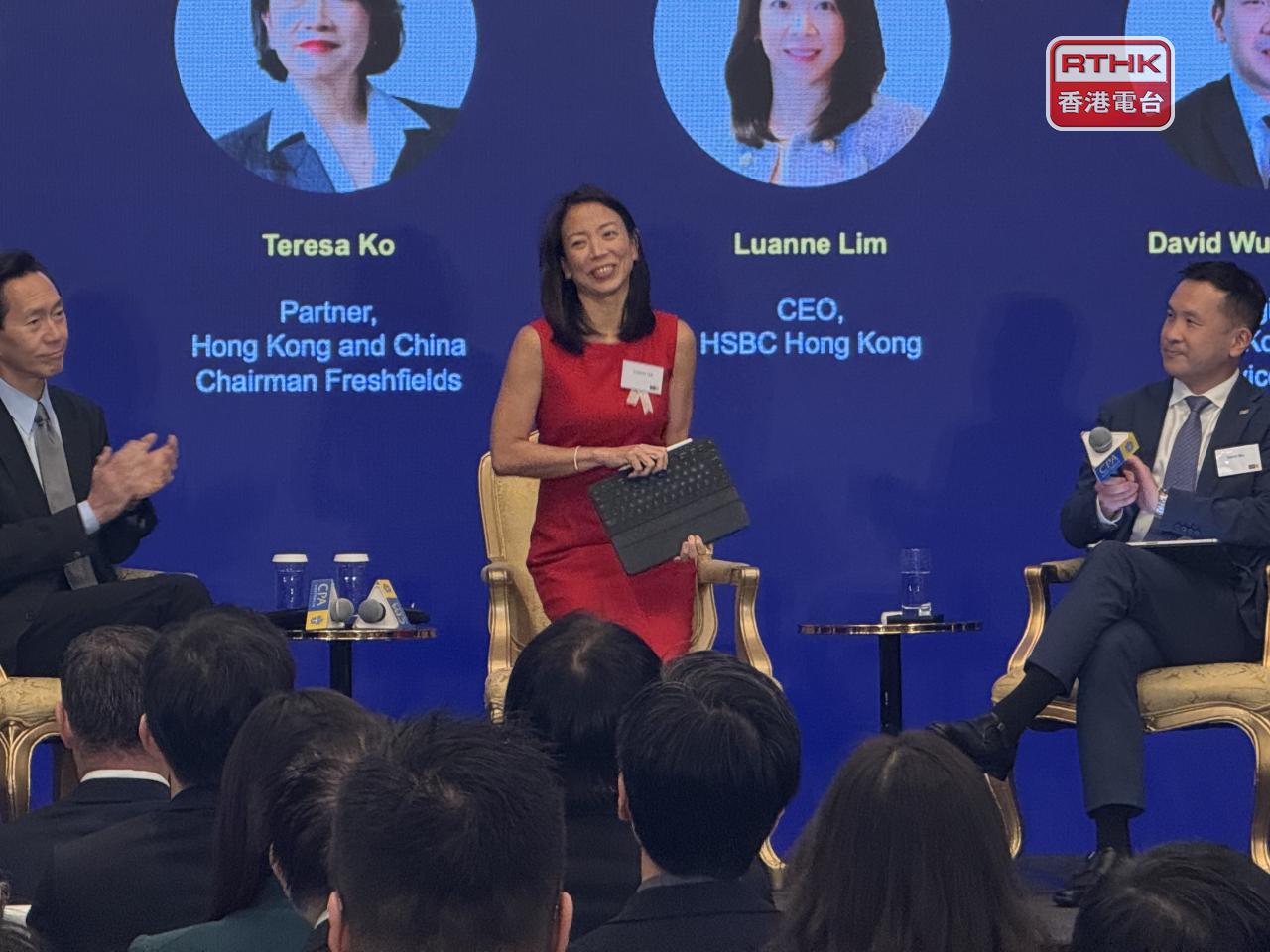 林慧虹（中）稱樂見政府提前完成吸引200間家族辦公室來港落戶或擴展業務的目標。（趙嘉駿攝）