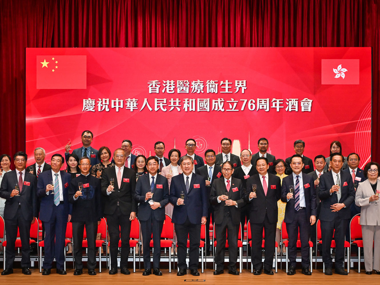 卓永興（中）表示，中醫藥發展今年特別值得期待，政府年底會發布香港首份《中醫藥發展藍圖》。（政府新聞處）