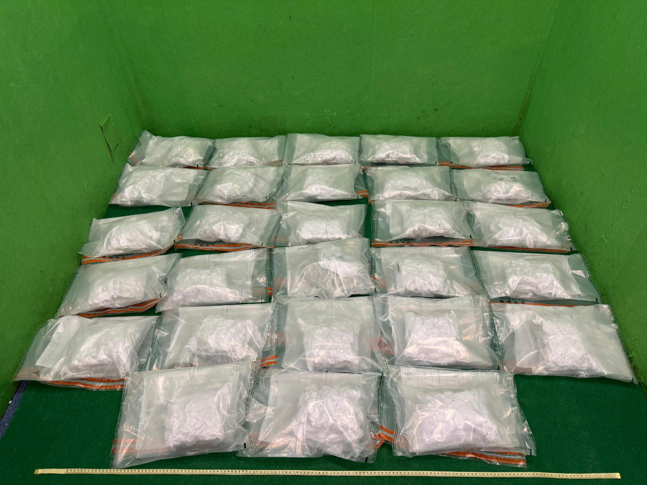 海關拘捕一名男旅客，並檢獲約10公斤懷疑大麻花。(政府新聞處圖片)