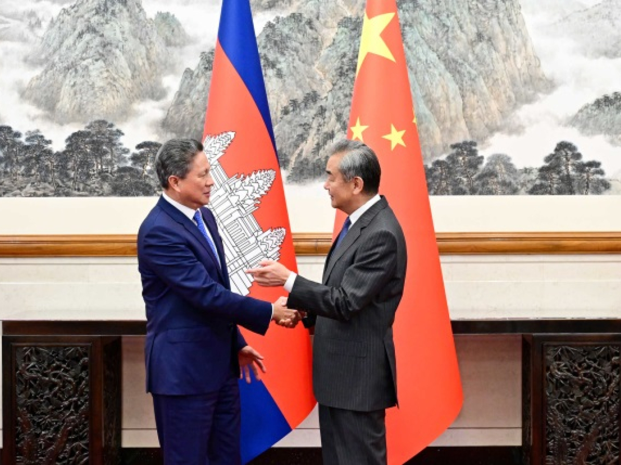 王毅在北京與柬埔寨副首相孫佔托會面。（外交部網站圖片）