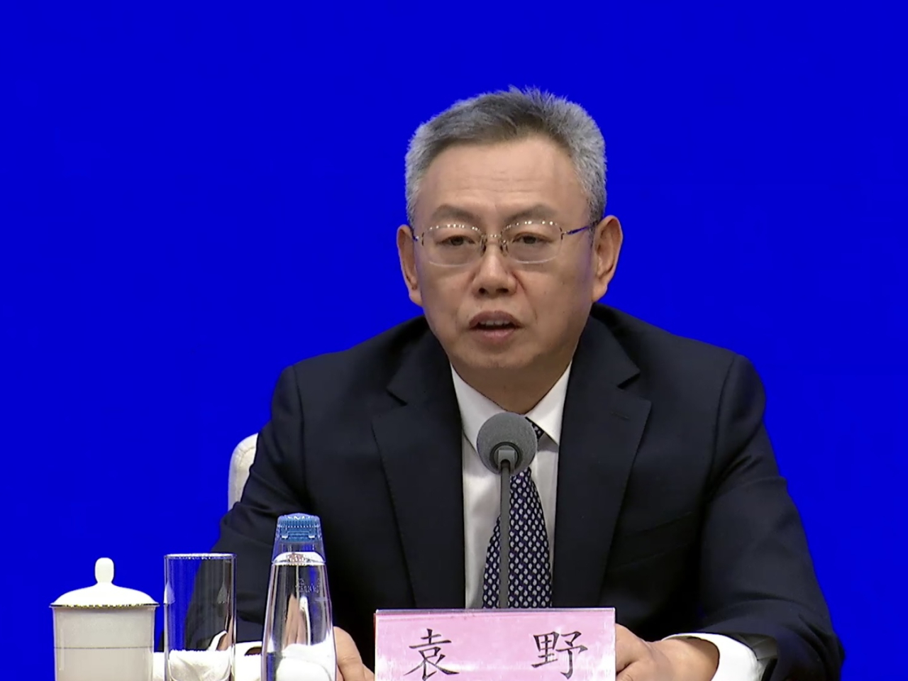 袁野稱目前央企控股上市公司市值逾22萬億元人民幣，較「十三五」期末增長近50%。（直播截圖）