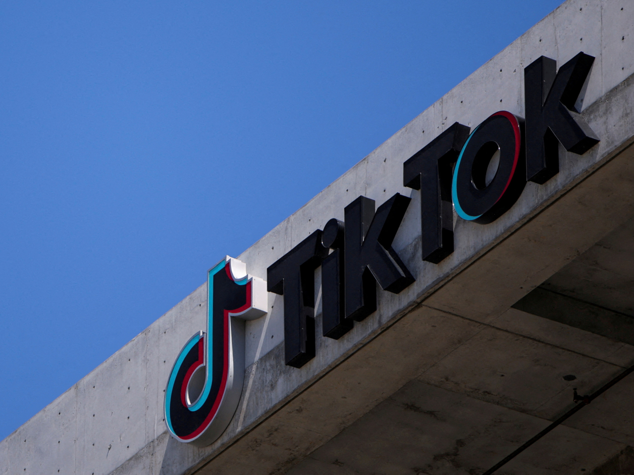 文章指出，中方將依法審批TikTok所涉及的技術出口、知識產權使用權授權等事宜。（路透社資料圖片）