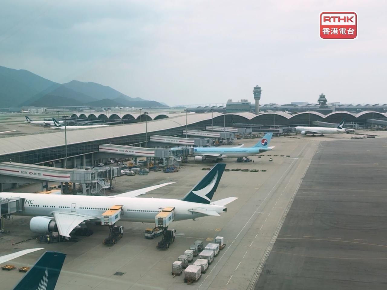 李家超表示，未來會積極吸引本地及非本地航空公司開辦更多航班。（港台圖片）