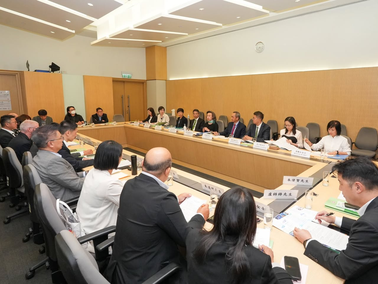 楊何蓓茵與4個公務員中央評議會及4個主要跨部門公務員團體職方代表會面。（政府新聞處）
