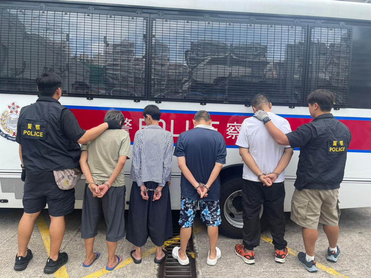 警方以涉嫌經營毒窟及販運危險藥物拘捕一名男子，另有4人涉嫌服食或注射危險藥物被捕。(警方圖片)