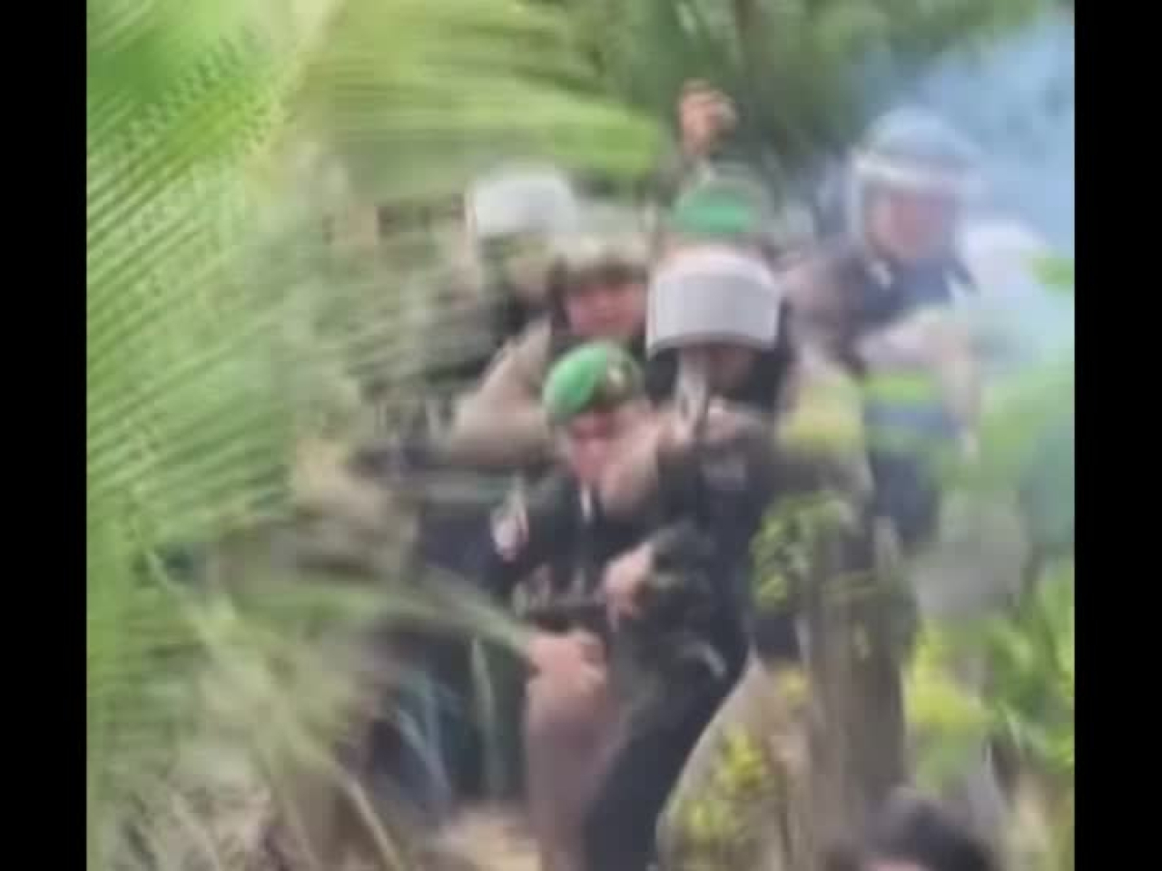 泰國軍方昨日使用橡膠子彈和催淚氣體，驅散在邊境爭議地區聚集的柬埔寨人。（路透社）
