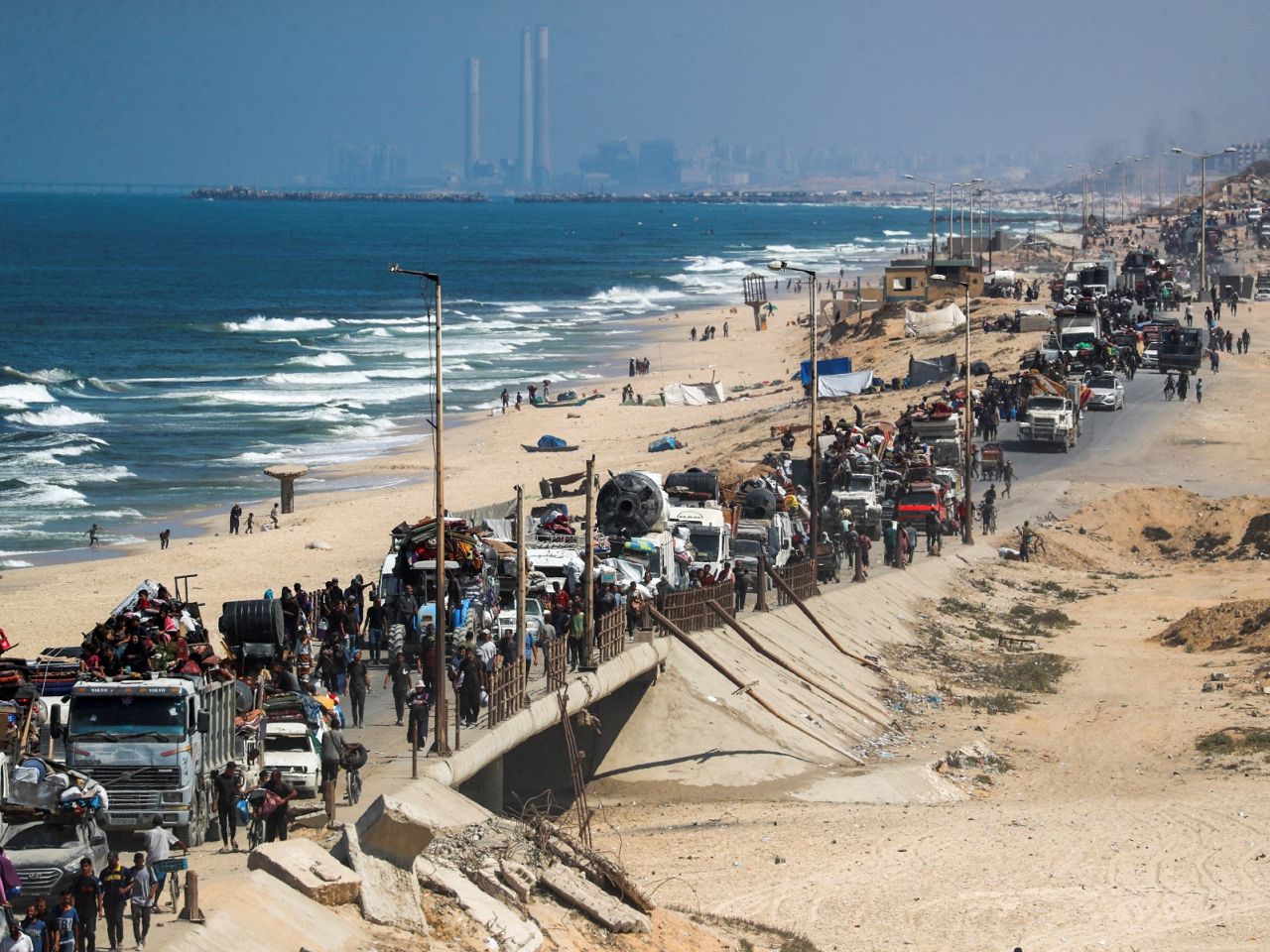 Displaced Palestinians have been fleeing northern Gaza after Israeli forces ordered residents of Gaza City to evacuate to the south as they launched a ground offensive aimed at occupying the area. Photo: Reuters