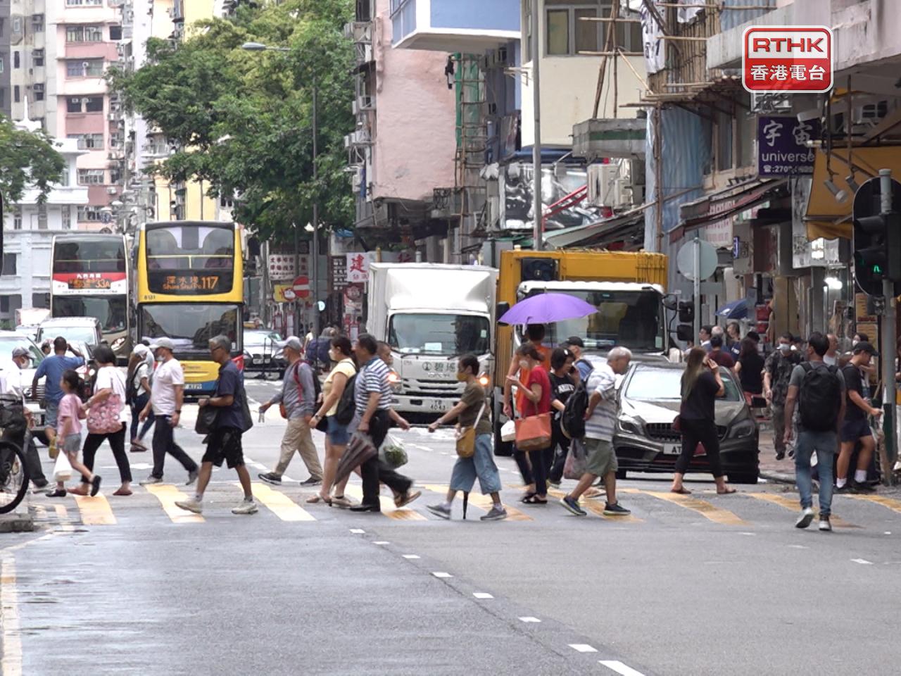 李家超說，在2023年部分行業欠缺勞工，缺少達8萬多人。（港台圖片）