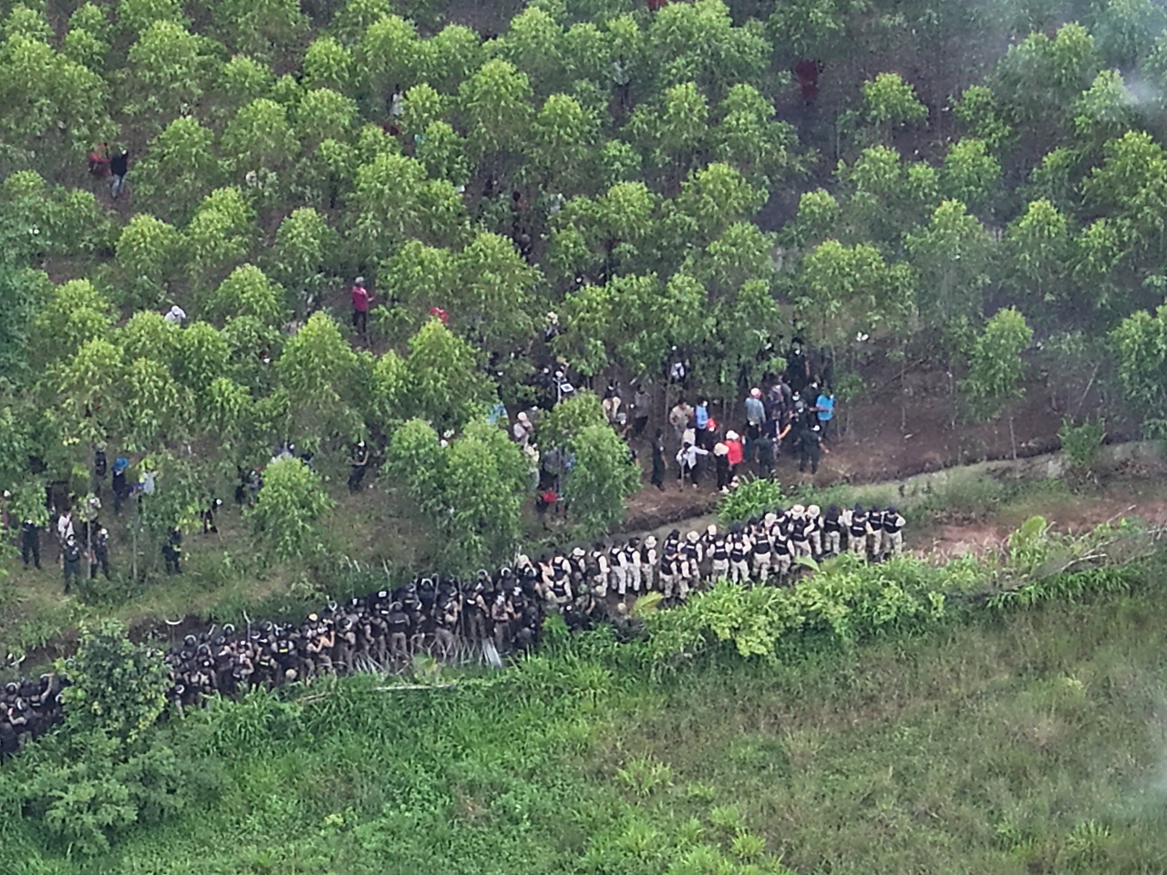 泰國警方和柬埔寨民眾在邊境一個村莊對峙。（路透社）