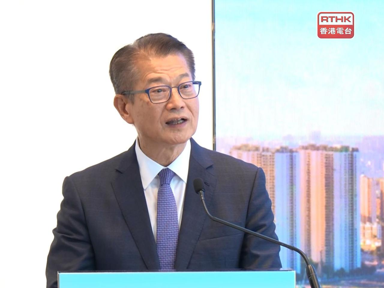 陳茂波在施政報告相關措施記者會上表示，香港部分物資來自內地，如果能以人民幣支付亦屬正常。（港台圖片）