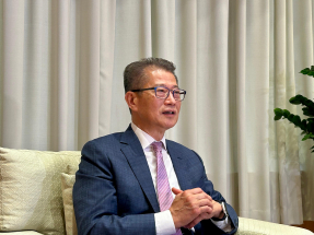 陳茂波預計，接下來利息環境應較寬鬆，但息口回落速度及幅度取決於很多外圍因素。（港台圖片）