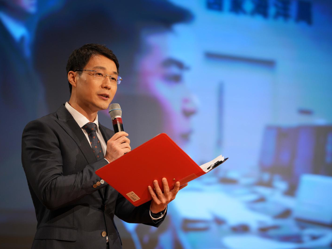 江蘇無錫廣電新聞中心的李佳先生講述大國重器團隊的故事。（理大提供）