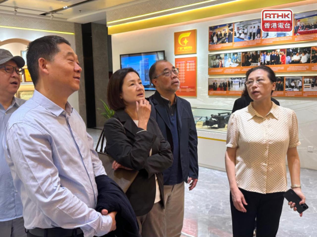 港台代表團參觀廣西台「中國—東盟譯製中心」。（香港電台）