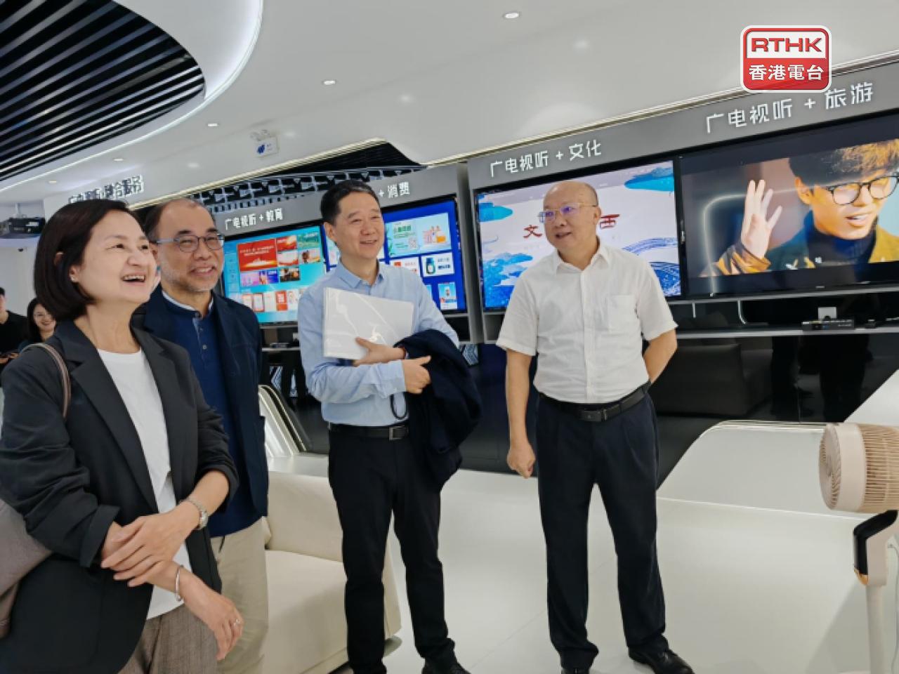 廣西廣電局副局長李承武（右）與廣播處長分享廣西發展全媒體的經驗。（香港電台）