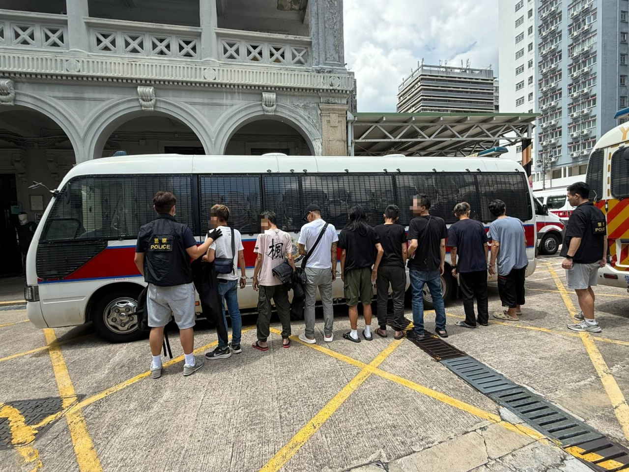 警方在旺角搗破一個懷疑毒窟，拘捕9名男子。(警方圖片)